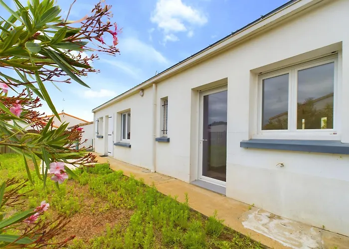 Holiday home A 2,7 Km De La Plage, Maison Au Calme Pour 6 Les Sables-d'Olonne